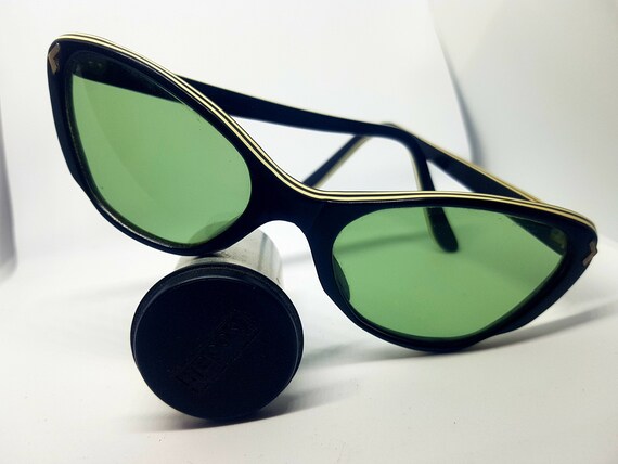 Vintage woman Beatnik sunglasses 50s rocker Origin