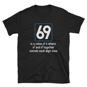 以下が含まれることがあります： 青い数字69が書かれた白い正方形がプリントされた黒いTシャツ。下には「is a value of n where n² and n³ together contain each digit once.」というテキストが書かれています。