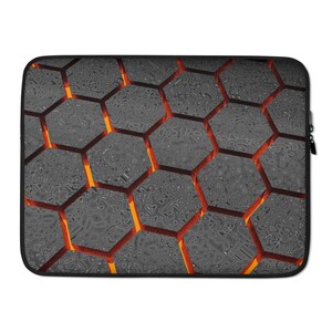 Op de afbeelding: Een laptophuls met een geometrisch patroon van zwarte zeshoeken met oranje contouren. De zeshoeken zijn gerangschikt in een herhalend patroon.