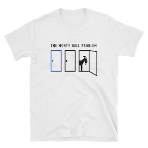 以下が含まれることがあります： 白いTシャツに、黒い文字で「The Monty Hall Problem」と、3つのドアの図が描かれています。1つのドアには青い円、1つのドアには黒い円、そして3つ目のドアにはヤギがいます。