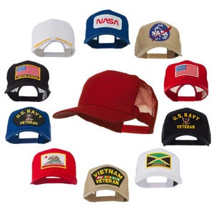 Peut inclure: Plusieurs casquettes de camionneur de couleurs variées, dont le rouge, le bleu et le beige. Plusieurs casquettes présentent des écussons brodés avec des logos tels que le logo de la NASA, le drapeau américain et les mots "U.S. Navy Veteran."