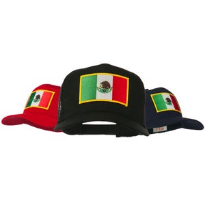 Peut inclure: Trois casquettes de camionneur avec un dos en mesh. Les casquettes sont noires, rouges et bleu marine. Chaque casquette présente un patch brodé du drapeau mexicain sur le devant.