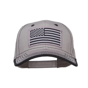 Peut inclure: Casquette de baseball grise ornée d'un écusson représentant le drapeau américain noir et blanc. La casquette a une visière incurvée avec une bordure noire et des coutures noires. L'arrière est réglable.