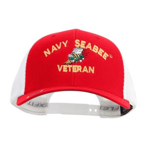 Peut inclure: Casquette de baseball rouge et blanche avec l'inscription "NAVY SEABEE VETERAN" brodée en or. La casquette présente un dos en mesh et une visière incurvée. L'avant de la casquette affiche un emblème Seabee.