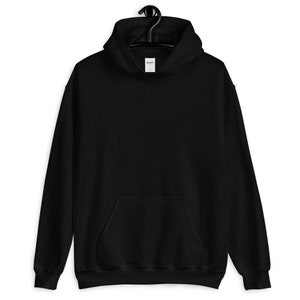 Puede incluir: Una sudadera negra de manga larga con capucha, que presenta un bolsillo tipo canguro frontal, una capucha sin cordones y pu&ntilde;os y dobladillo acanalados. La prenda se muestra en una percha negra, exhibiendo un dise&ntilde;o liso y sin adornos.