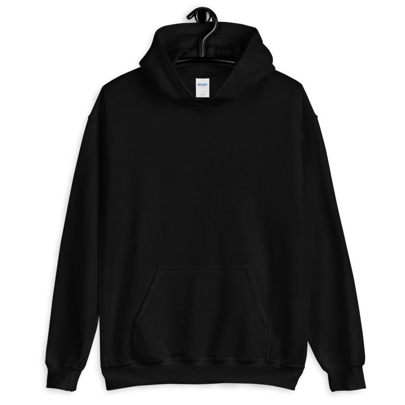 Puede incluir: Una sudadera negra de manga larga con capucha, que presenta un bolsillo tipo canguro frontal, una capucha sin cordones y pu&ntilde;os y dobladillo acanalados. La prenda se muestra en una percha negra, exhibiendo un dise&ntilde;o liso y sin adornos.