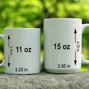 Puede incluir: Dos tazas de cer&aacute;mica blanca con marcas negras. La taza m&aacute;s peque&ntilde;a es de 11 oz y 3,25 pulgadas de ancho. La taza m&aacute;s grande es de 15 oz y 3,5 pulgadas de ancho.
