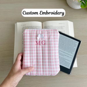 PERSONALIZED Gesteppte Kindle / E-Reader Tasche, Kindle / E-Reader Tasche - Baby Rosa Gingham Stoff mit Weiß Futter.