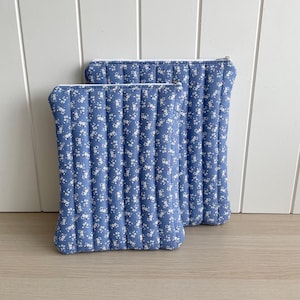 Pochette de livre matelassée, couverture de livre, protège-livre, pochette de livre - tissu fleuri hivernal avec doublure blanche