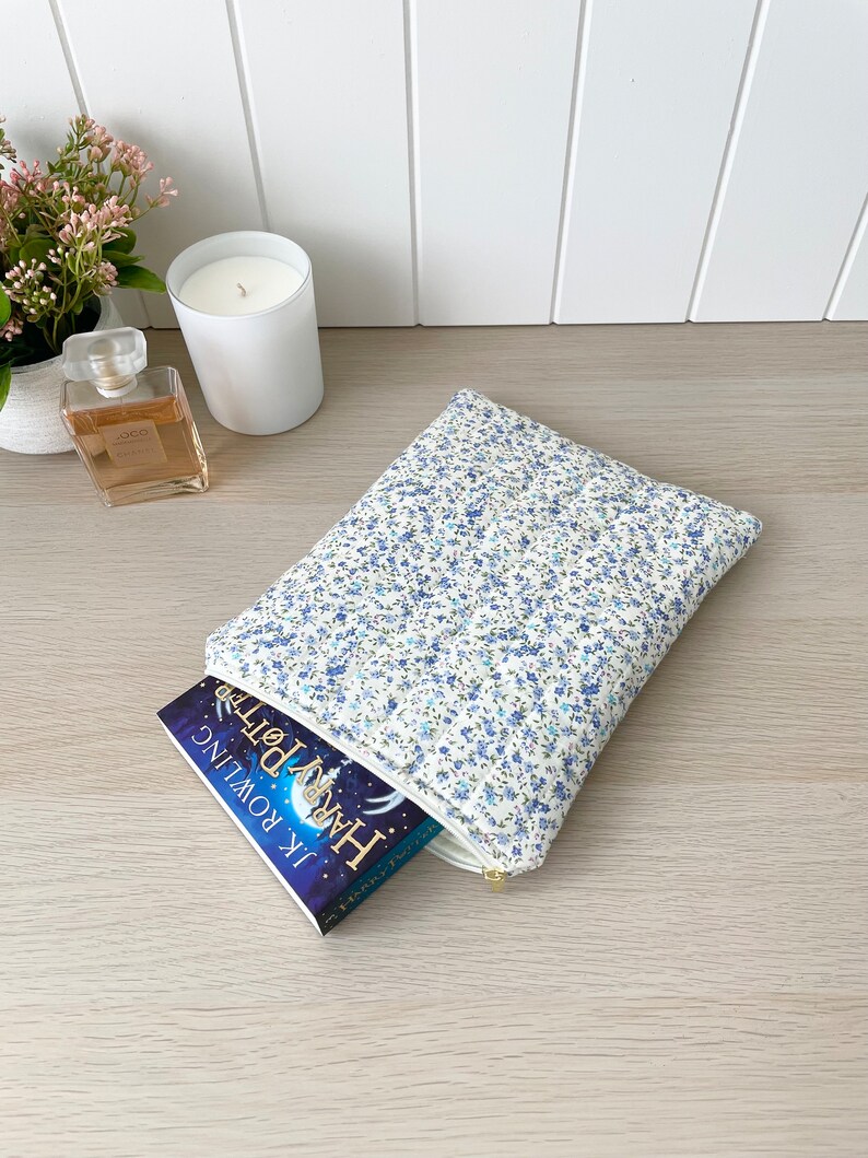Gesteppte kleine blaue Blumenbuchhülle, Buchhülle, Buchschutz, Buchtasche mit cremefarbenem Futter