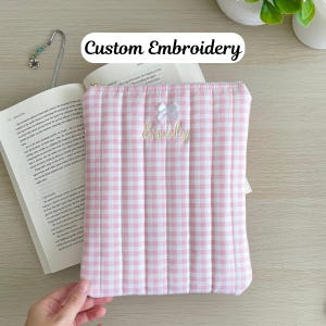 Pochette matelassée personnalisée, couverture de livre, protège-livre, pochette de livre - tissu vichy rose layette avec doublure blanche. Détail nœud en option