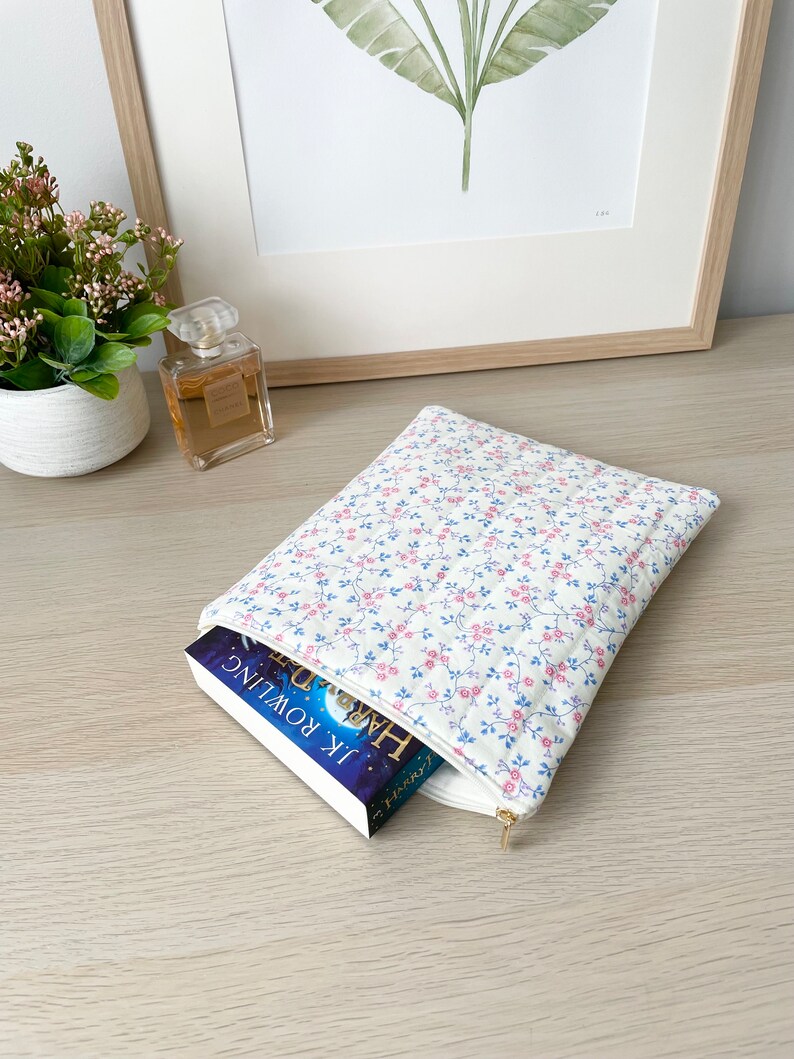 Gesteppte Indigo Vines Buchhülle, Buchumschlag, Buchschutz, Buchtasche mit cremefarbenem Futter