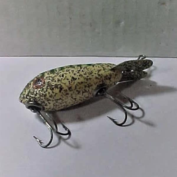 Bomber Style, Deep Diver Lure Unmarked, Circa 1950/60s Pre-Owned, Looks Unused, No Box. About 3" Long & About .4oz. Great Fresh Water Lure