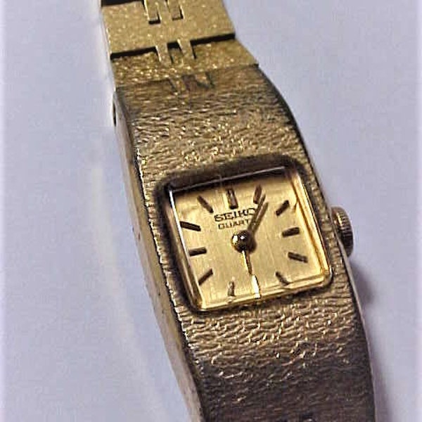 Ladies SEIKO Quartz Watch, Gold Tone w/Band, 1970s, Pre-Owned in Very Good Condition. It is not Working and Needs a New Battery & Cleaning