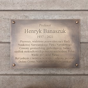 Op de afbeelding: Een bronzen plaquette met de inscriptie "Professor Henryk Banaszuk 1937-2021" en een biografie van de professor, die de eerste en langdurige voorzitter was van de Wetenschappelijke Raad van het Narwiański Nationaal Park.