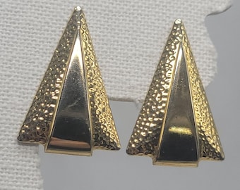 Vtg Gold-Tone Textured Pyramid Clip-On Earrings With Hammered Detailing Triangle