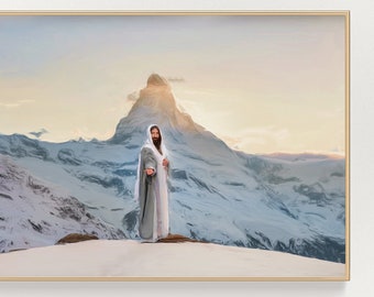Peut inclure: Une peinture d'un homme en robe blanche debout sur un sommet de montagne enneigé avec un sommet de montagne en arrière-plan. Le ciel est d'un orange pâle et jaune.