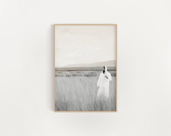 Peut inclure: Une photographie en noir et blanc d'une personne vêtue d'une robe blanche marchant dans un champ d'herbe haute.