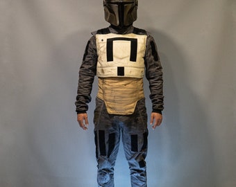 Mando Fliegeranzug (Staffel 1) / Kopfgeldjäger Voller Fliegeranzug + Mando Umhang / Mandalorian Cosplay Requisiten zu verkaufen