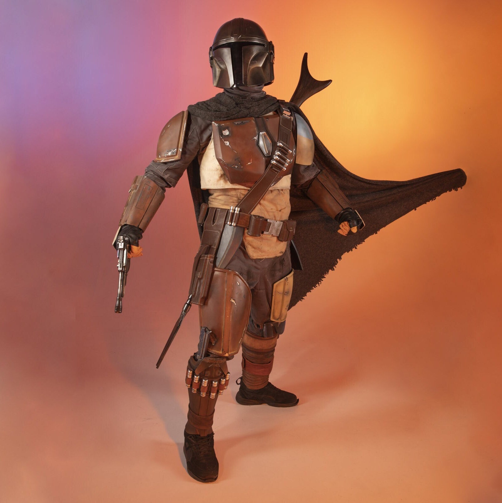 Star wars Peluche The Mandalorian El Mandaloriano El Niño Con Bandolera  Dorado