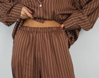 Conjunto de pijama de seda a rayas: Ropa de estar por casa marrón para mujer con pañuelo para la cabeza