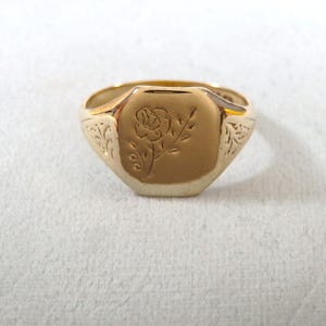 Vintage Floral Engraved Gold Signet Ring