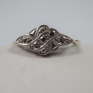 Lovely foliage design single diamond ring