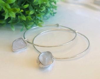 Aros de primera ley pendiente piedra rosa natural, aros redondos de alambre de primera ley, aros de oro, aros ligeros redondos de oro minimalista hecho a mano martilleado