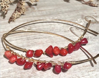 Pendientes envueltos de piedras de coral rojo