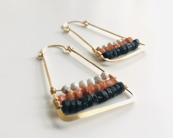Pendientes de aro triángulo, cuentas, pendientes de aro martillado, joyería diaria, regalo para ella, pendientes minimalistas, joyería básica, forma geométrica