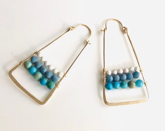 Pendientes de aro triangular, cuentas marinas, pendiente de aro martillado, joyería cotidiana, regalo para ella, pendiente minimalista, joyería básica, forma geométrica