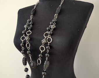 Collar vintage bohemio de cuentas negras: cadena de plástico y plata, 36,2 pulgadas. Los precios en esta tienda incluyen aranceles, derechos e impuestos.