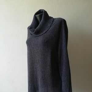 Blusa vintage azul gola alta: blusa retrô texturizada, tamanho grande