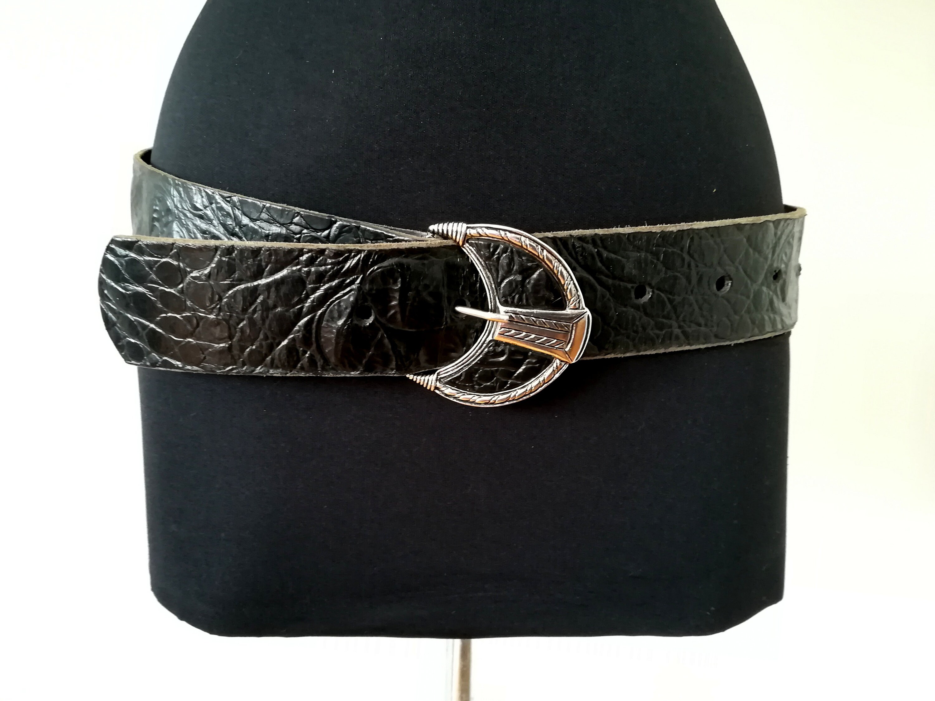 Wide Embossed Leather Belt: Vintage Black Belt With Metal  display picture 3