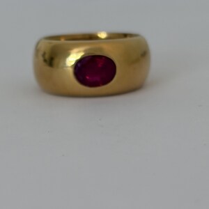 7821 - Anel Bracelete em Ouro Amarelo com Rubi