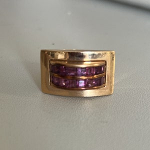 Peut inclure: Une bague en or avec deux rangées de pierres rectangulaires roses serties dans un cadre carré.