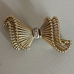 3947– Yellow Gold Diamond Knot Brooch