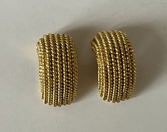 5261- Twisted Yellow Gold Wire Earrings