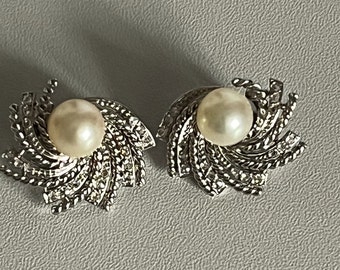 4943- Boucles d'Oreilles Clips Or Gris Perles Diamants