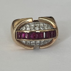 Peut inclure: Une bague en or avec une bande de diamants et une rangée de rubis.