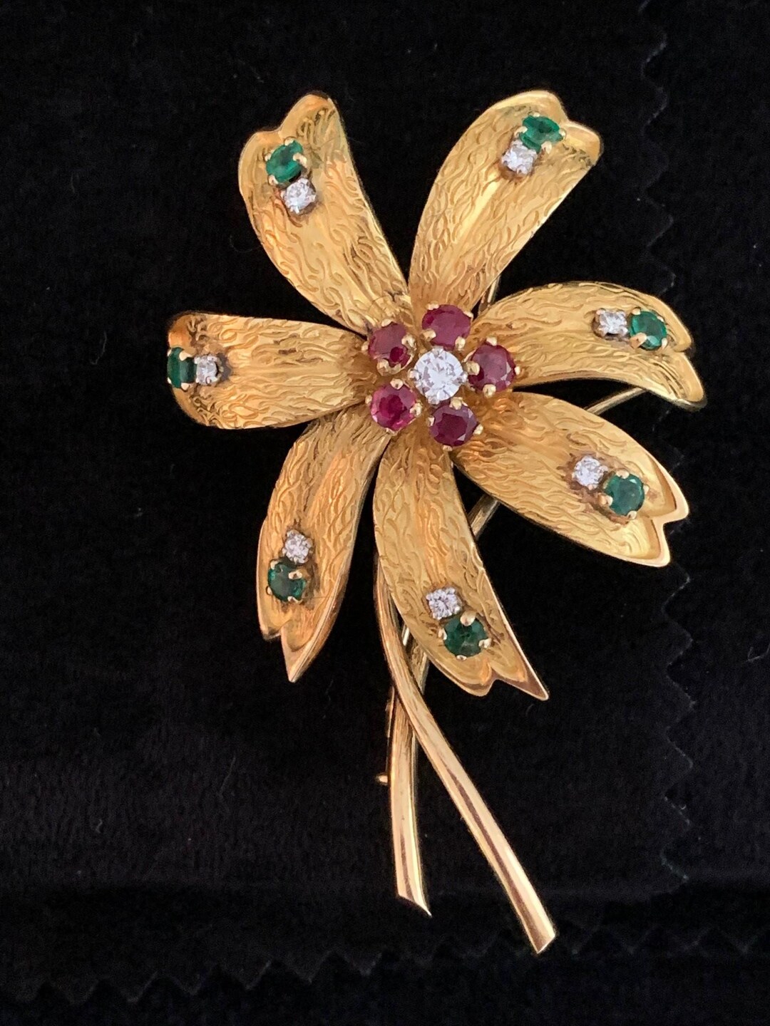 Broche Fleur Régner Paris – Or Jaune 18k Diamants Émeraudes Rubis – Occasion – Bijou Ancien
