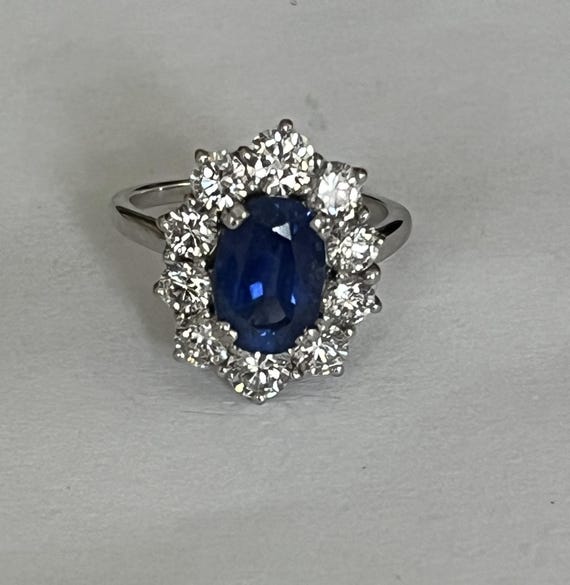Bague En Or Gris 18 Carats (750) - Modèle Fleur Ornée D'une Pierre Bleue - Taille 50 - Occasion