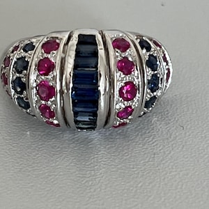 6702 - Anillo brazalete vintage de oro blanco con zafiros y rubíes
