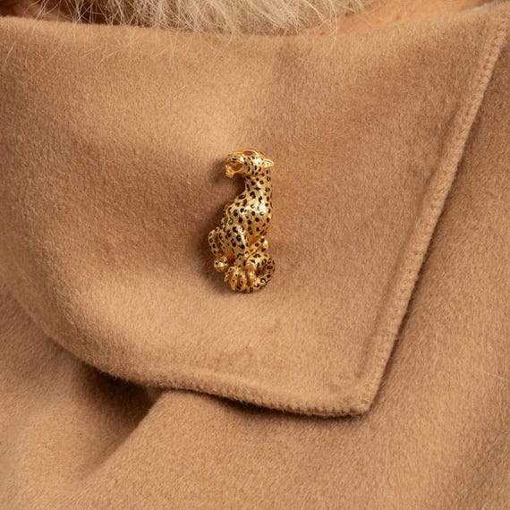 5912- Yellow Gold Enamel Panther Brooch - image 3