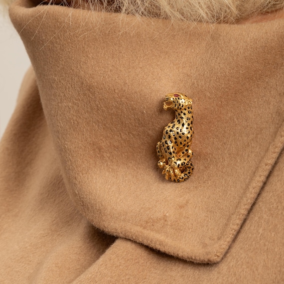 5912- Yellow Gold Enamel Panther Brooch - image 2
