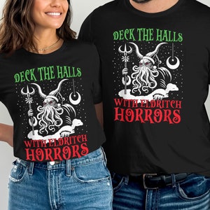 Maglietta grafica natalizia "Addobba le sale con Eldritch Horrors", maglietta natalizia divertente, maglietta umoristica natalizia, maglietta regalo di Natale unica