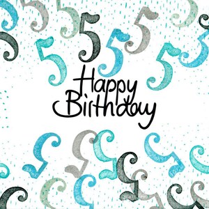 Op de afbeelding: Een witte achtergrond met een blauw, grijs en zwart aquarelontwerp van het getal "5" dat meerdere keren wordt herhaald. De tekst "Happy Birthday" is in het zwart in het midden van de afbeelding geschreven.