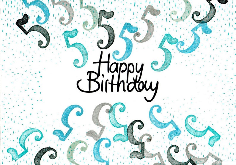 Op de afbeelding: Een witte achtergrond met een blauw, grijs en zwart aquarelontwerp van het getal "5" dat meerdere keren wordt herhaald. De tekst "Happy Birthday" is in het zwart in het midden van de afbeelding geschreven.