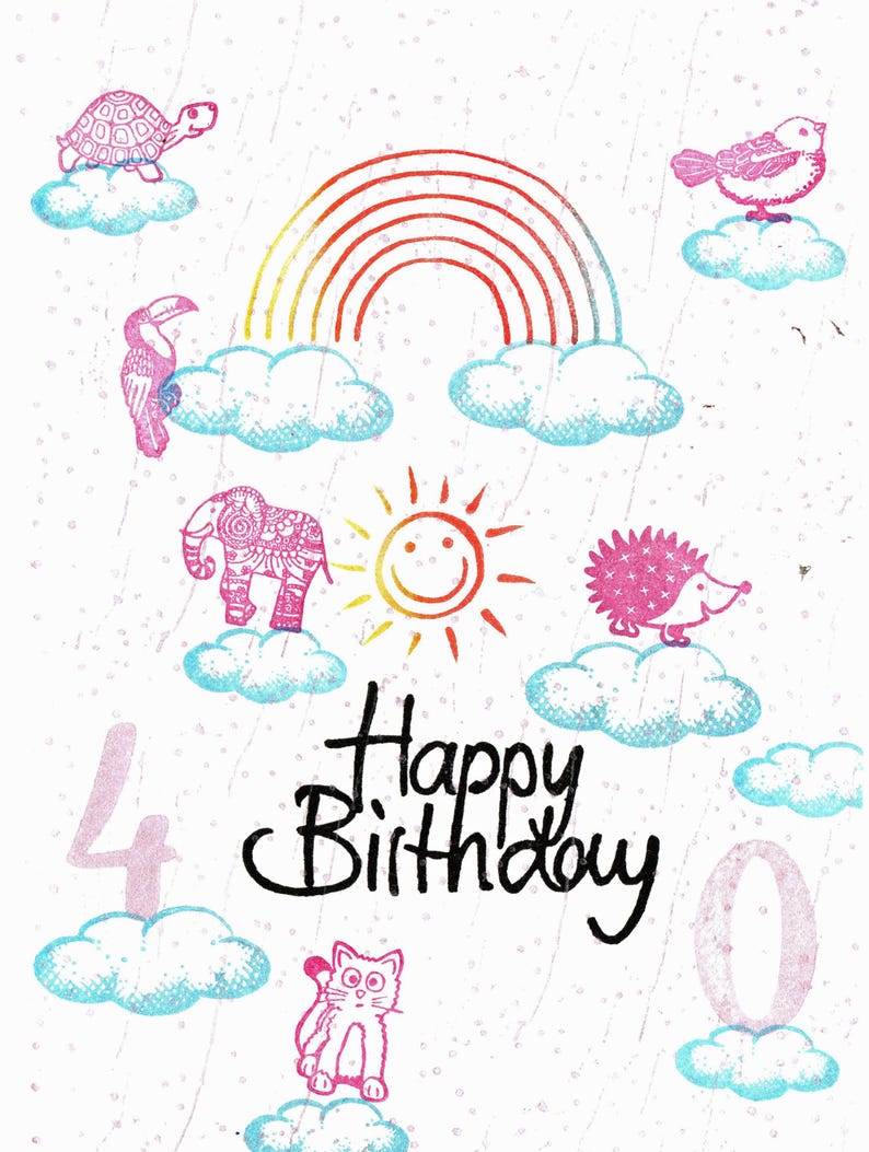 Op de afbeelding: Een kleurrijke verjaardagskaart met een regenboog, wolken, een zon, een schildpad, een vogel, een olifant, een egel, een kat en de cijfers 4 en 0. De tekst "Happy Birthday" is in zwart geschreven.
