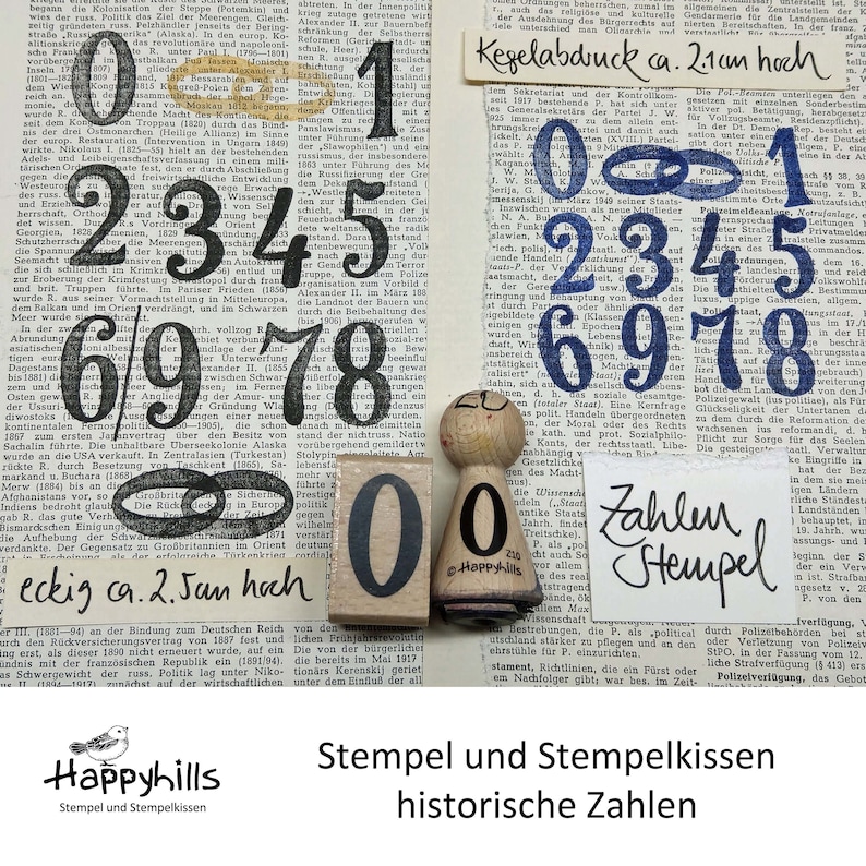 Op de afbeelding: Een verzameling vintage rubberen stempels met de cijfers 0 tot en met 9. De stempels zijn in verschillende kleuren, waaronder zwart, blauw en rood. De stempels zijn in willekeurige volgorde gerangschikt. De tekst "Kegelabdruck ca. 2.1cm hoch" is zichtbaar in de afbeelding. De tekst "Zahlen Hempel" is ook zichtbaar in de afbeelding. De afbeelding is geplaatst tegen een achtergrond van een pagina uit een boek.